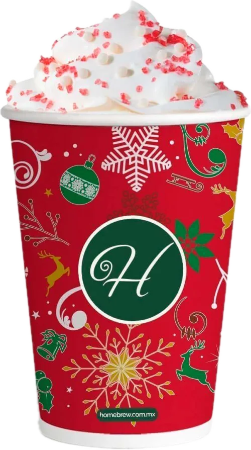 Vaso navideño Homebrew con bebida cubierta de crema batida y chispas rojas